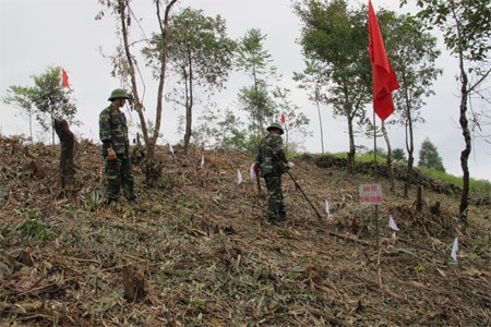 Quân đội phát huy vai trò xung kích trong khắc phục hậu quả bom, mìn và chất độc hóa học sau chiến tranh

